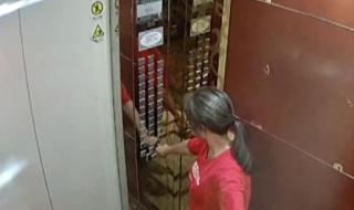 女子用脚按电梯按钮